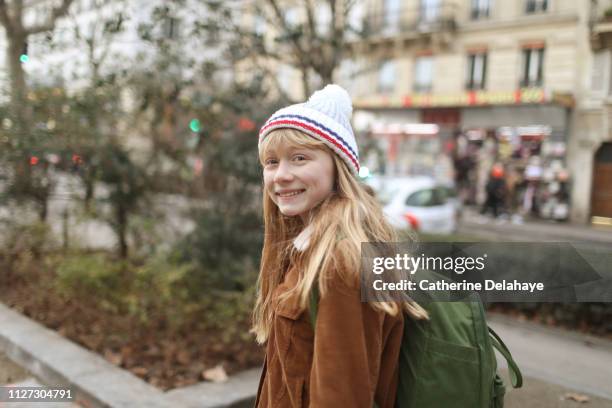 a 12 years old girl in the streets of paris - 12 13 years photos photos et images de collection