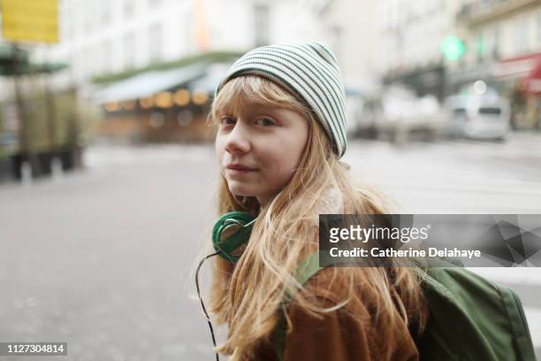 a 12 years old girl in the streets of paris - 12 13 years stock-fotos und bilder