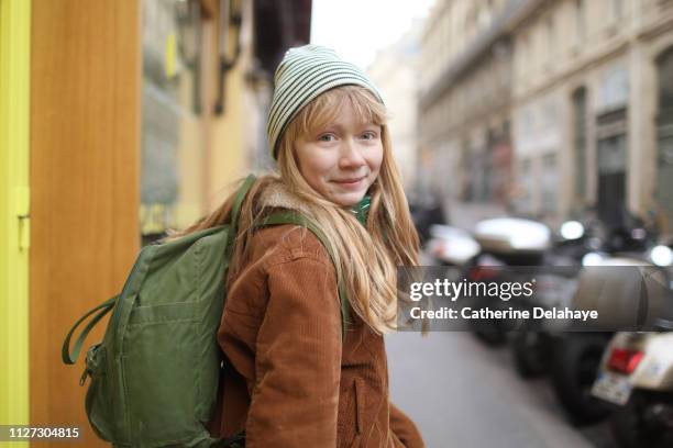 a 12 years old girl in the streets of paris - 12 13 years photos - fotografias e filmes do acervo