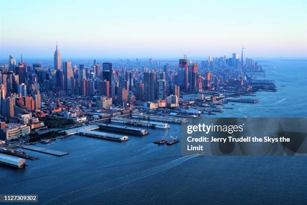 manhattana skyline - pier 60 manhattan stock-fotos und bilder