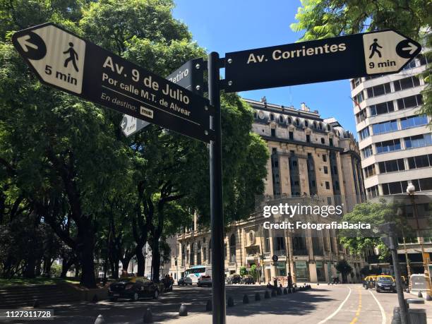 riktning tecken för ikoniska avenyerna i buenos aires - avenida 9 de julio bildbanksfoton och bilder