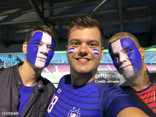 zuschauer nehmen selfie im stadion - beauty fan event stock-fotos und bilder