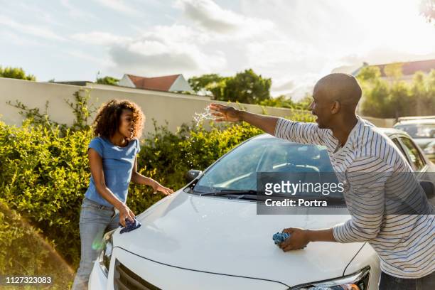 男子在清洗汽車時向女子潑水 - couples showering 個照片�及圖片檔