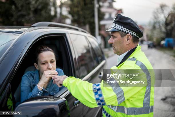 mulher de policial parado o tráfego para o teste de álcool - drunk driving - fotografias e filmes do acervo