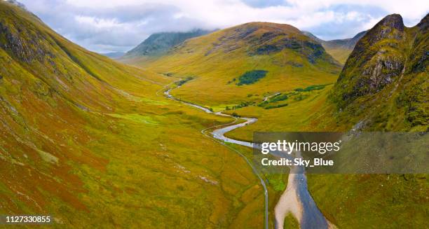 glen etive, tierras altas de escocia - valle fotografías e imágenes de stock