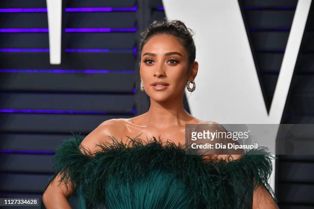 Shay Mitchell attends the 2019 Vanity Fair Oscar Party hosted by Radhika Jones at Wallis Annenberg Center for the Performing Arts on February 24,...