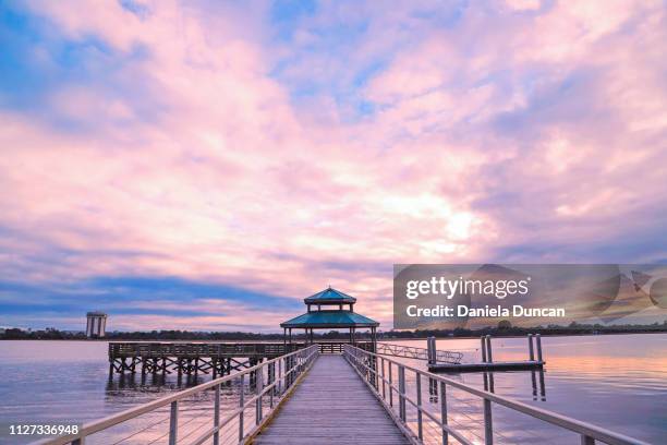 pier at sunset - charleston carolina do sul imagens e fotografias de stock