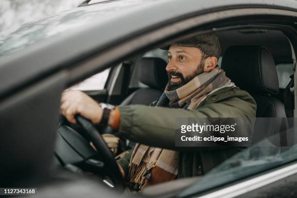 mann, ein auto zu fahren - winterjacke stock-fotos und bilder