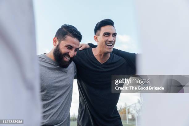 soccer players huddling together - amici calcio foto e immagini stock