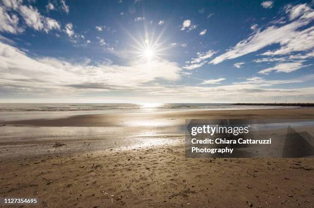 sunny day on a winter beach - costa caratteristica costiera imagens e fotografias de stock