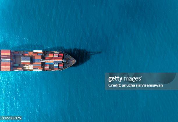 aerial top view container ship runing have wave in green sea, bangkok, thailand. - shipping container top view - fotografias e filmes do acervo