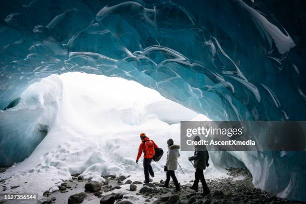 visite guidée dans une grotte de glace majestueux - guide touristique photos et images de collection