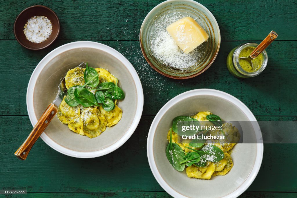 Spinat und Ricotta-Ravioli mit Basilikum-pesto