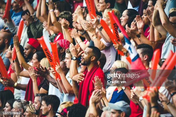 masse für ihr team anfeuern und klatschte - stadium crowd stock-fotos und bilder