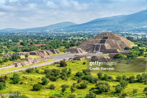 pirámides de teotihuacán, ciudad de méxico - azteca fotografías e imágenes de stock