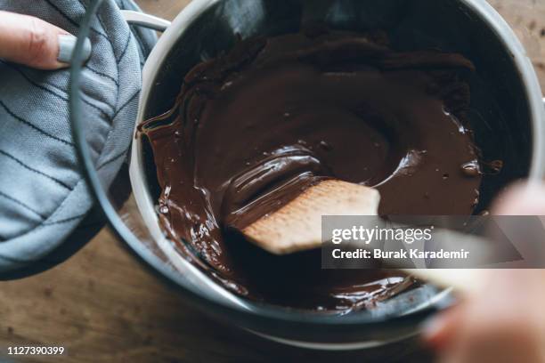 chocolate pudding in wooden spoon on the cooker - mousse stock-fotos und bilder