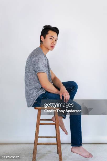 portrait of young man - jeans barefoot fotografías e imágenes de stock