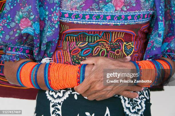 kuna yala woman wearing tradional dress - mola kuna stock-fotos und bilder