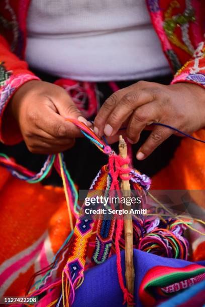 peruvian lady weaving a friendship bracelet - bracelet tissu photos et images de collection
