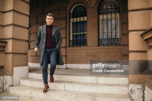 man lopen in stedelijke omgeving - elegant fashion stockfoto's en -beelden