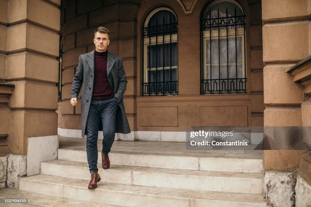 Man vandrar i urban miljö