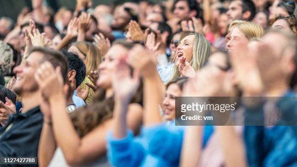 folla dello stadio che applaude e applaude - incitare foto e immagini stock