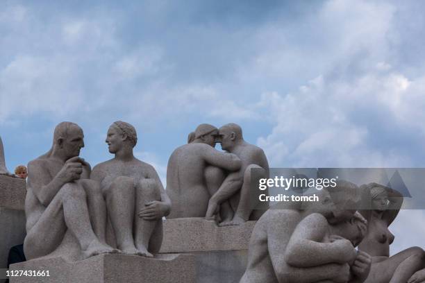 escultura de personas adultas por gustav vigeland. - vigeland sculpture park fotografías e imágenes de stock