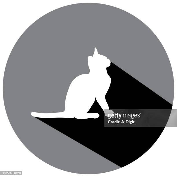 ilustraciones, imágenes clip art, dibujos animados e iconos de stock de gatito sentado icono de sombra - cat ears
