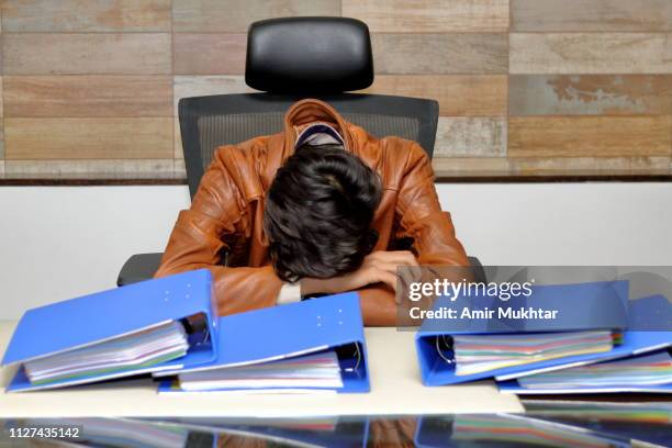 tired of extra work and sleeping on office table - folder compressed foto e immagini stock