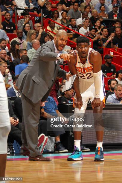 Assistant Coach Corliss Williamson directs Deandre Ayton of the Phoenix Suns during the game against the Miami Heat on February 25, 2019 at American...