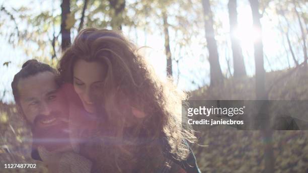 coppia amorevole coccolarsi il giorno d'autunno nella foresta - coppia eterosessuale foto e immagini stock