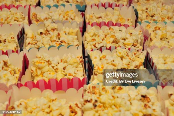 popcorn in cardboard boxes - popcorn box bildbanksfoton och bilder