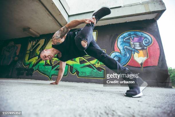 graffiti und breakdancer - artist painting stock-fotos und bilder