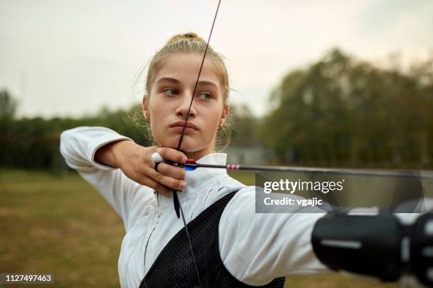 garota de tiro com arco - bow and arrow - fotografias e filmes do acervo