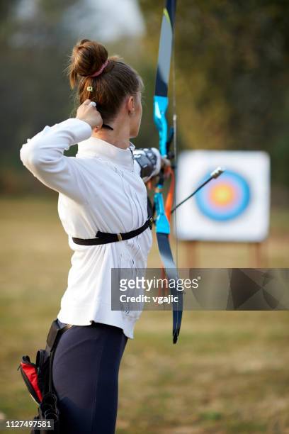 boogschieten meisje - arrow bow and arrow stockfoto's en -beelden