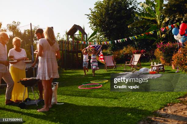 multi generaties familie vieren van de 4th of july - backyard barbeque stockfoto's en -beelden