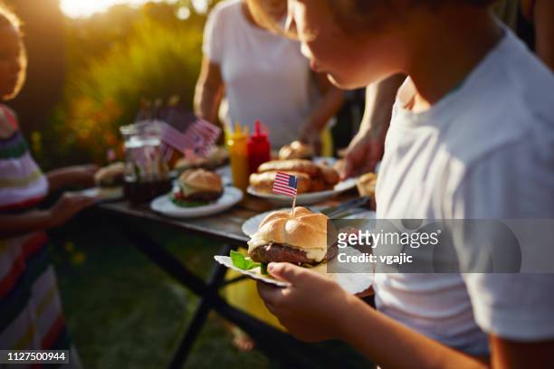 multi generaties familie vieren van de 4th of july - backyard picnic stockfoto's en -beelden