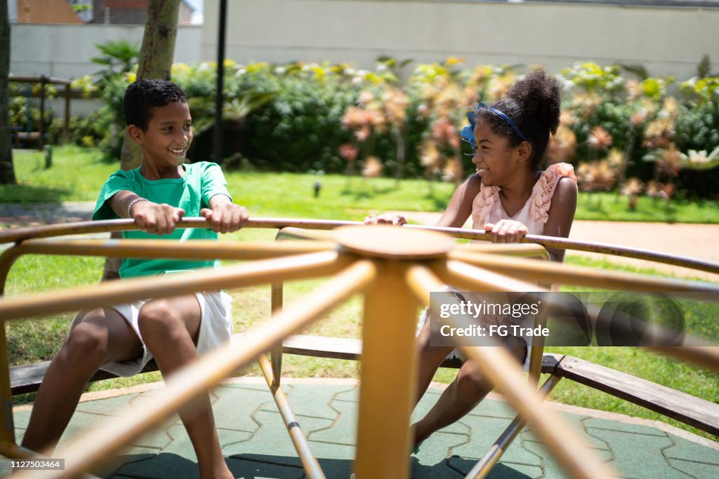 Afro Latinx Kinder spielen am Kreisverkehr