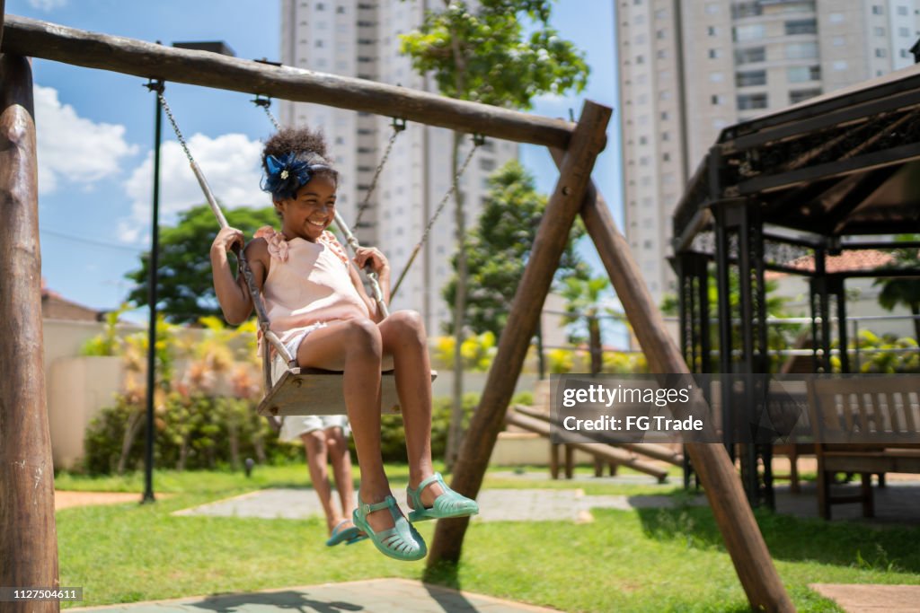Crianças africanas latinx balançando no recreio