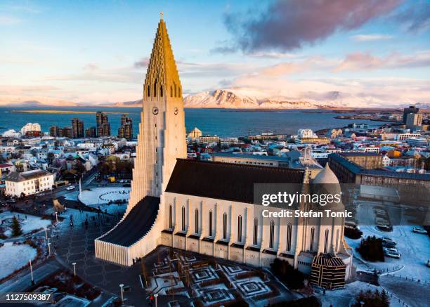 ansicht der wahrzeichen von reykjavik in island - iceland harbour stock-fotos und bilder