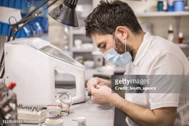 tandtechnicus op zijn werkplek - dental filling stockfoto's en -beelden