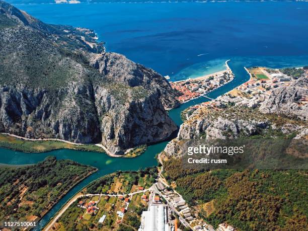 omis のとツェティナ川空撮、クロアチア、ダルマチア海岸。 - マカルスカ ストックフォトと画像