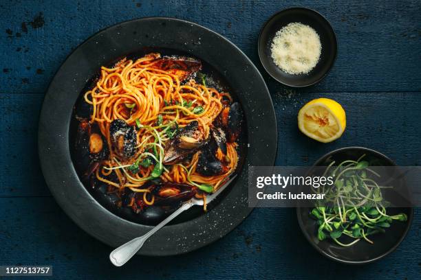 スモーキーなトマト ・海鮮ソースのスパゲッティ - linguine ストックフォトと画像