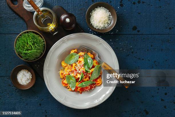 lufttorkad skinka och ost tortelloni med grädde tomatsås - tortellini bildbanksfoton och bilder