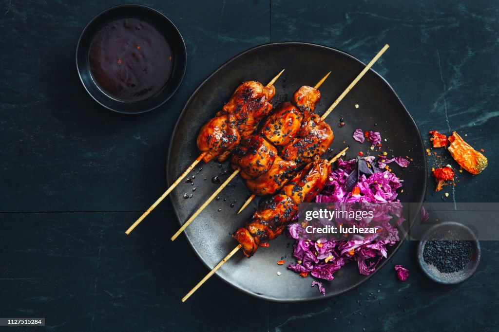 Klinger Yakitori. Glasierte japanische gegrillte Hähnchen-Spieße
