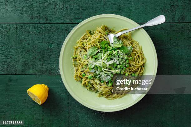 pâtes végétariennes été avec pesto de brocoli, petits pois et menthe - linguine photos et images de collection