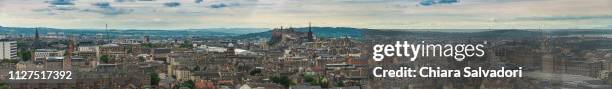 a view fo edinburgh from arthur's seat - edinburgh foto e immagini stock