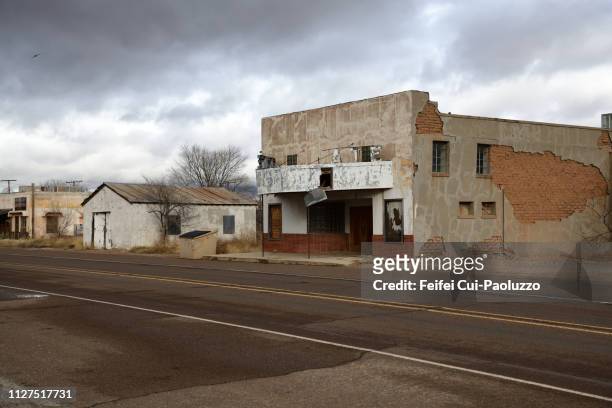 abandoned building at sierra blanca, texas, usa - americana blanca imagens e fotografias de stock