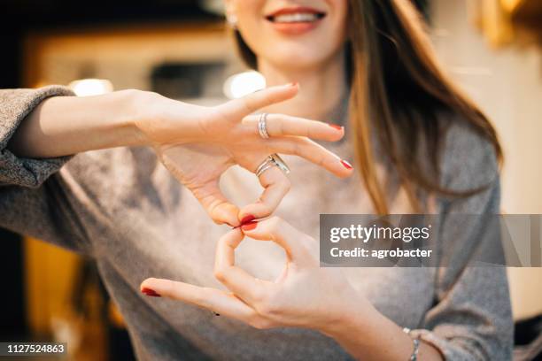 vrouw met behulp van gebarentaal - gebarentaal stockfoto's en -beelden