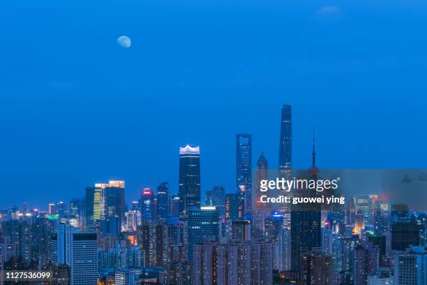 shanghai skyscrapers under the night - 建築物外觀 stock pictures, royalty-free photos & images